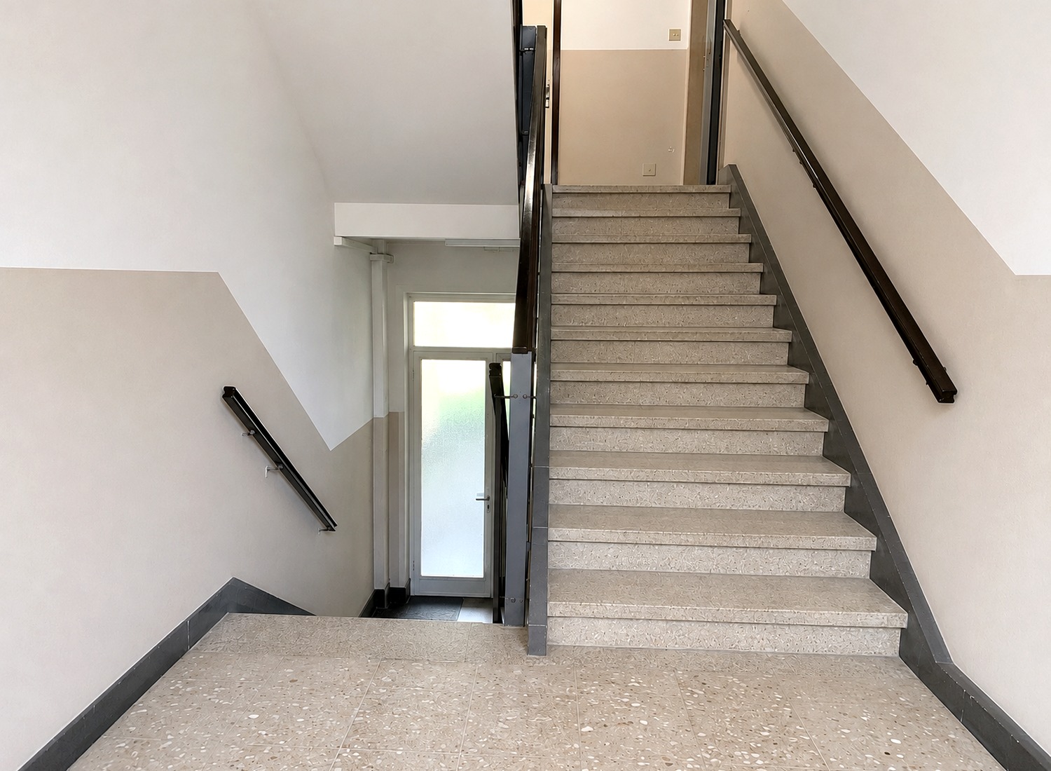 Treppenhaus nach der Reinigung in einem Mehrfamilienhaus