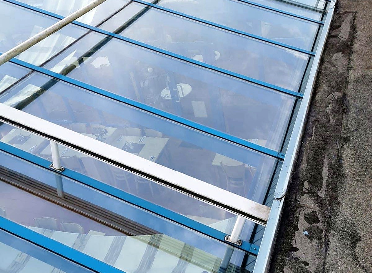 Glasreinigung mit Abzieher und Wasserperlen